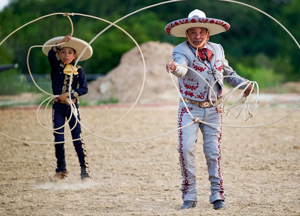 Un hombre y su hijo practicando el arte de la Charrería.
